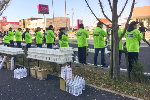 給水所で応援する社員たち