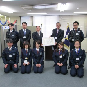 前列左より、河野さん、大西さん、千嶋さん、岡島さん、佐藤さん、後列左より石倉さん、小林副支社長、滋賀県防犯協会・佐川様、樋田支社長、中山さん