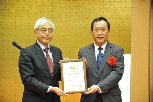 鈴木副市長(左)より認定書を授与される平井支社長(右)