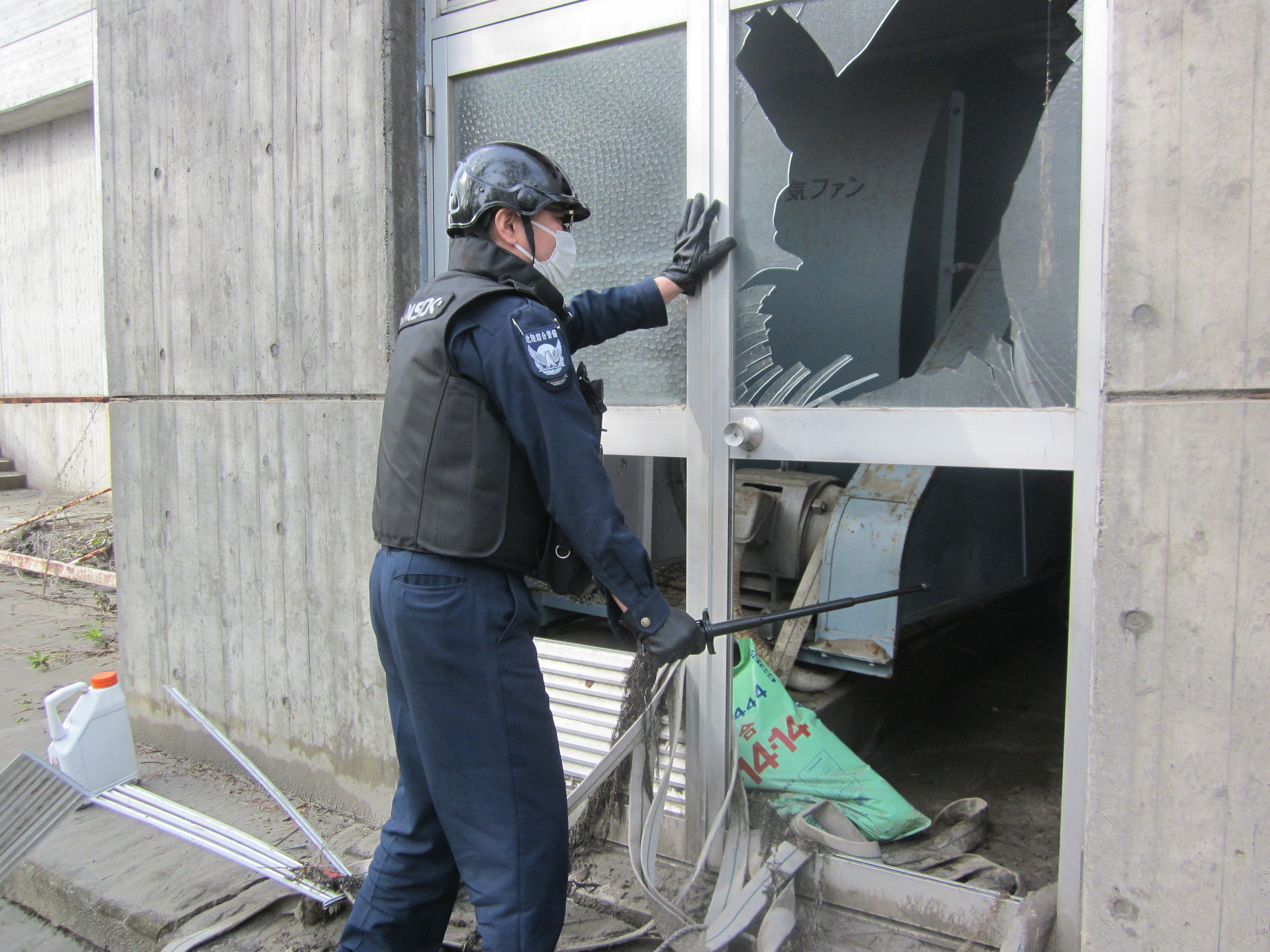 被災家屋の状況を確認する応援派遣隊員