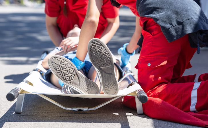 救護活動中の救急隊員