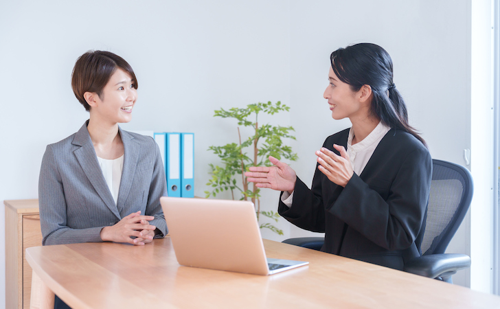 1on1面談をしているビジネスマン