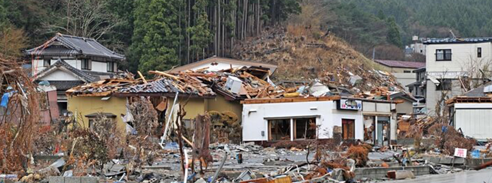 地震で倒壊した家