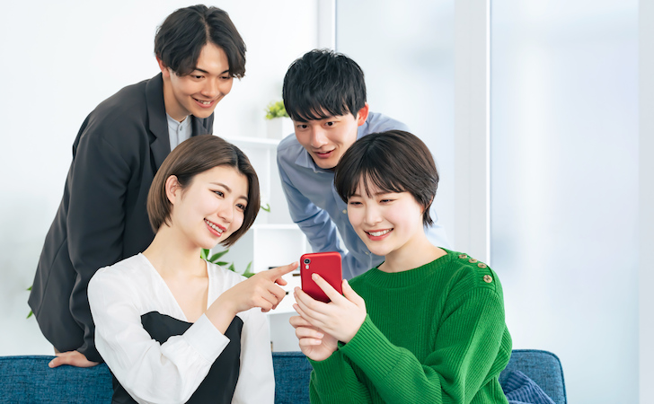 SNSを見る若者