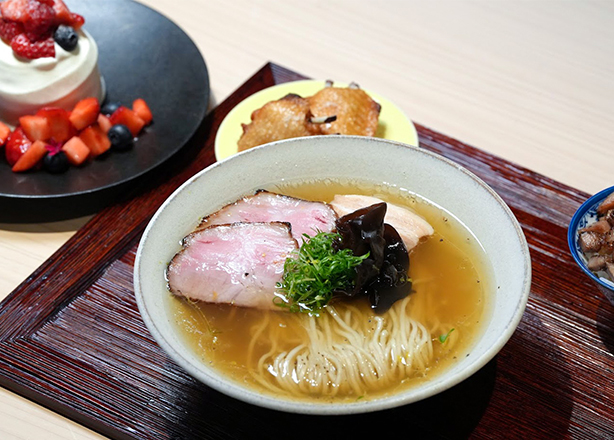 MugiとButaヌードルス・立川苺のショートケーキプリンアラモード