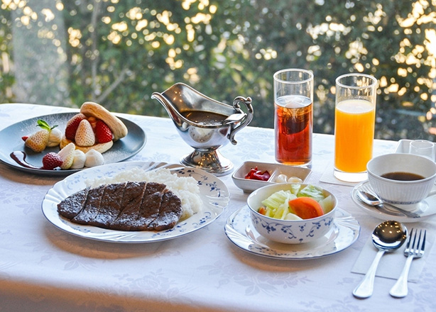 与一和牛すじカレー・スペシャル、玄米米粉のパンケーキサンド大田原の恵み（大田原産とちあいかとミルキーベリー）