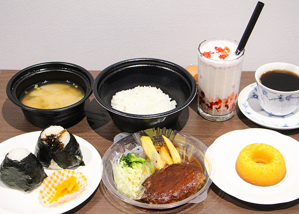 デミグラスと温玉チーズハンバーグ、おにぎりセット、焼きドーナツ、ホットコーヒー）、フレッシュいちごミルク