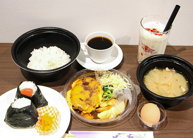 おにぎりセット、デミグラスと温玉チーズインハンバーグ、ホットコーヒー、フレッシュいちごミルク