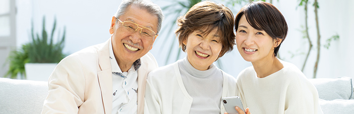 離れて暮らす高齢な親を見守りたい!見守りサービスの種類と選び方・説得方法