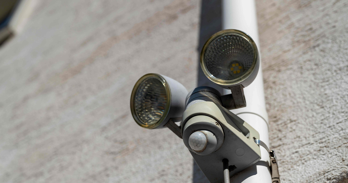 センサーライトが防犯に逆効果となるケースは？正しい設置場所を解説