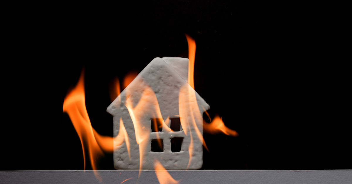 住宅火災の原因は？たばこの不始末やコンセントからの出火を防ぐ方法