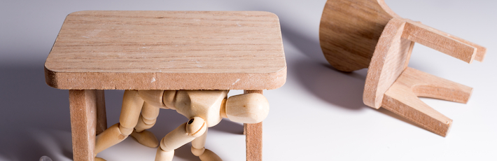 地震対策の基本！家具の転倒防止策と固定方法