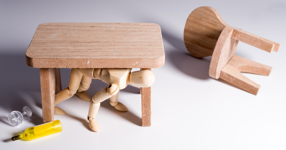 地震対策の基本！家具の転倒防止策と固定方法