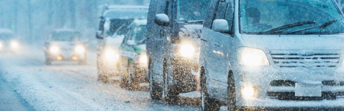 大雪になると立ち往生による渋滞がなぜ起こるのか?原因と対策を解説