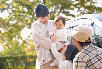 赤ちゃんをだっこする家族