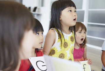 習い事をする子供のイメージ