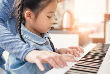 ピアノを弾く子供のイメージ