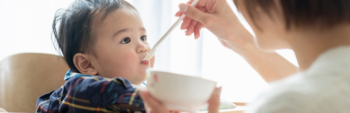 離乳食はいつから始める?開始のサインやスケジュール、進め方をご紹介
