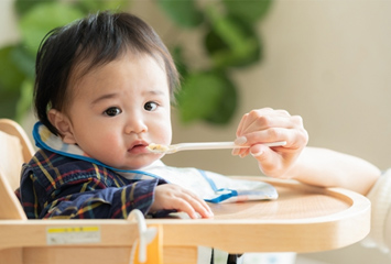 離乳食を食べる赤ちゃんのイメージ