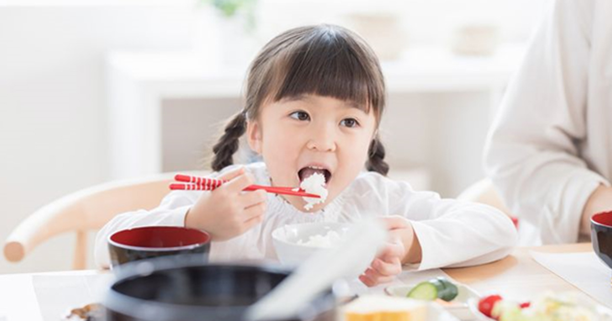 子どもの箸は何歳から?正しい箸の持ち方や練習方法・マナーについて