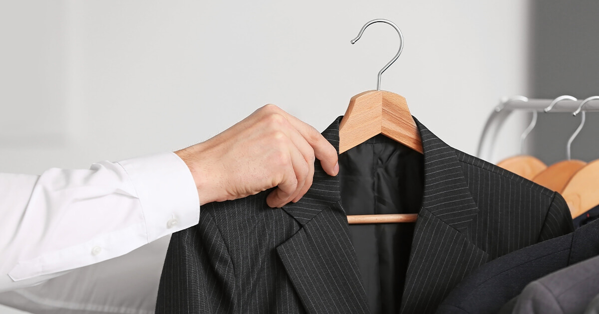 スーツの白い汚れはカビ？カビ取りの方法と防カビ対策