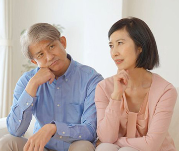 悩む夫婦