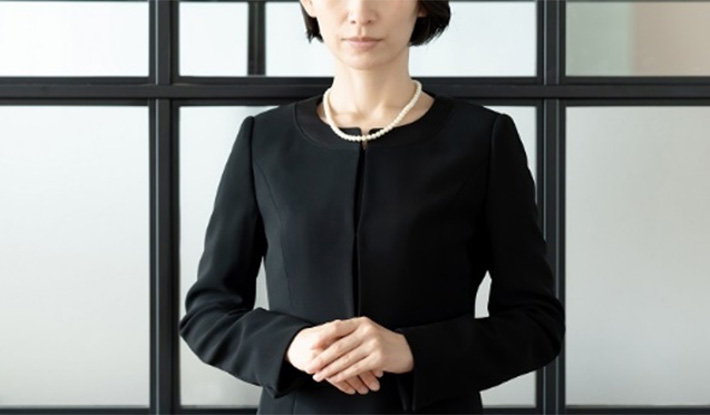 準喪服(ブラックフォーマル)の女性
