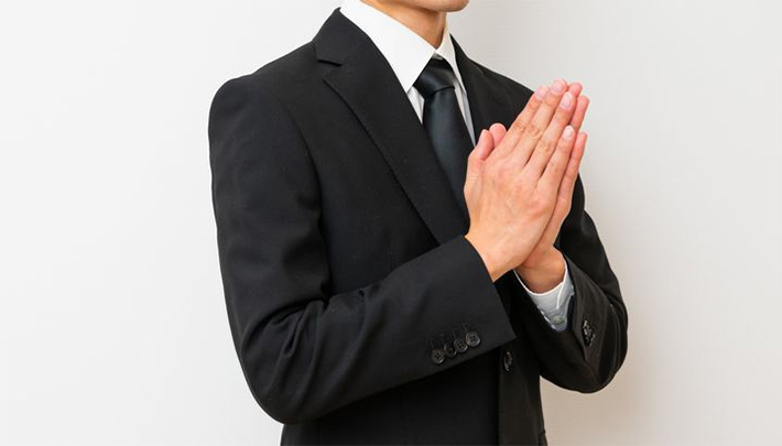準喪服(ブラックスーツ)の男性