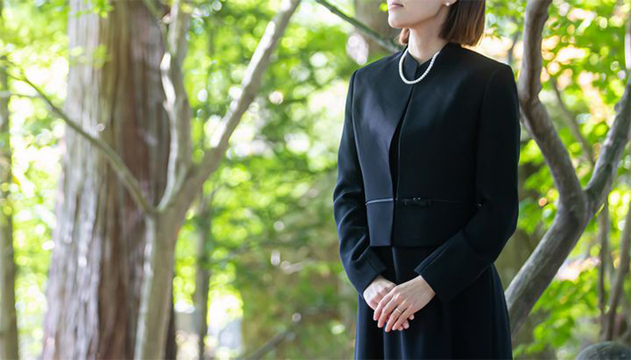 準喪服(ブラックフォーマル)の女性