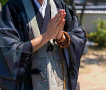 合掌する僧侶