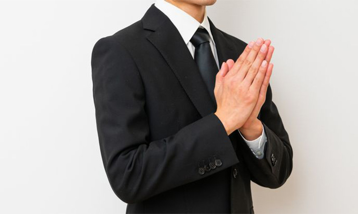 準喪服（ブラックスーツ）の男性