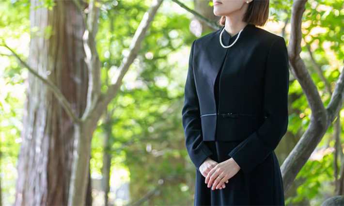 準喪服（ブラックフォーマル）の女性