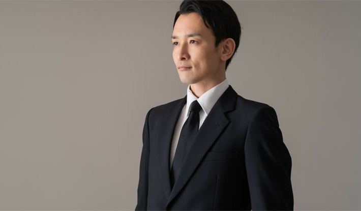 準喪服(ブラックスーツ)の男性