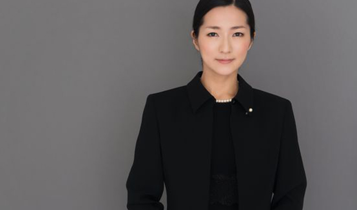 準喪服(ブラックフォーマル)の女性