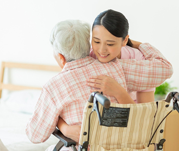 介助する女性