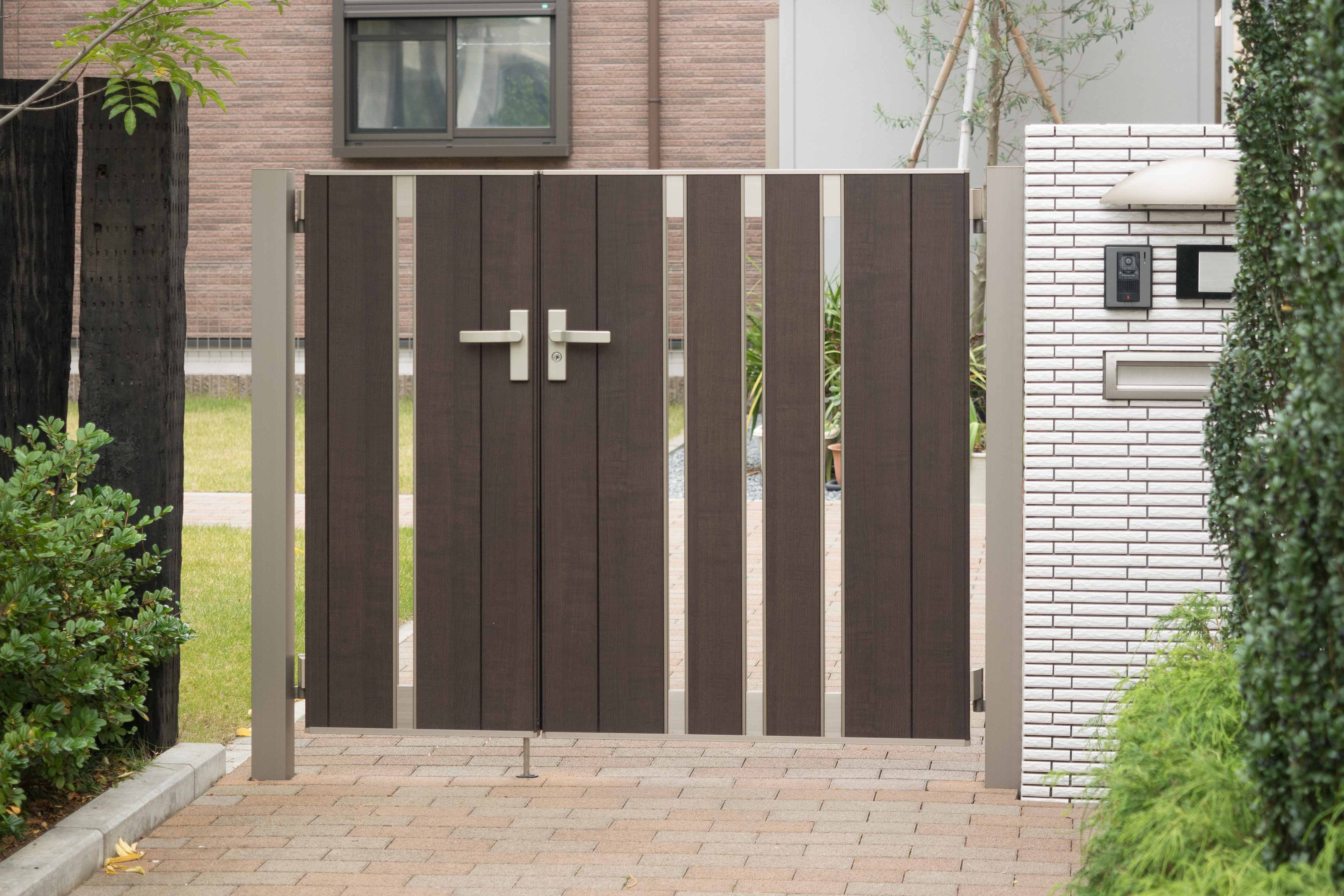 一戸建て住宅の防犯対策には門扉が役に立つ?門扉の種類や防犯グッズを解説
