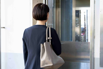 エレベーターは一人で乗る