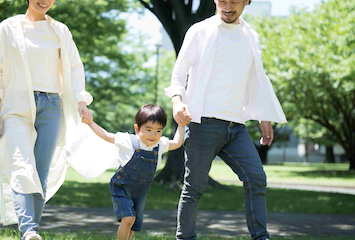 手をつなぐ親子
