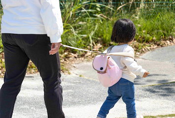 ハーネスリュックを付けた子ども
