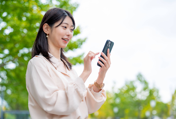 スマホを見る女性