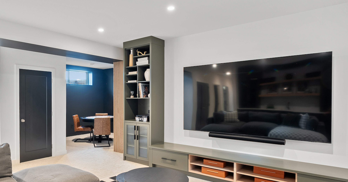 65インチテレビのサイズ感は?理想の部屋の広さや選び方のポイント
