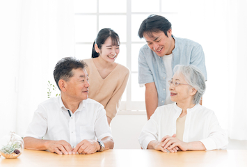 リビングで会話する親子