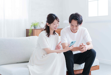 スマホを見る夫婦