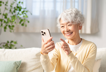 スマホを操作する高齢女性