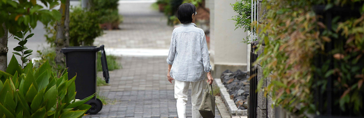 一人で歩く高齢者