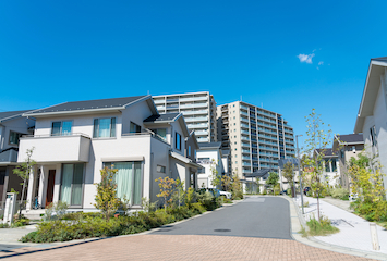 戸建て住宅と集合住宅が並ぶ住宅街
