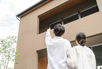 新築を見上げる夫婦