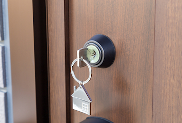 玄関ドアに鍵を差し込むイメージ