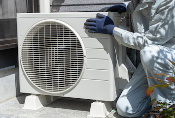 室外機を運ぶ作業員