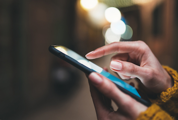 スマートフォンを確認する人